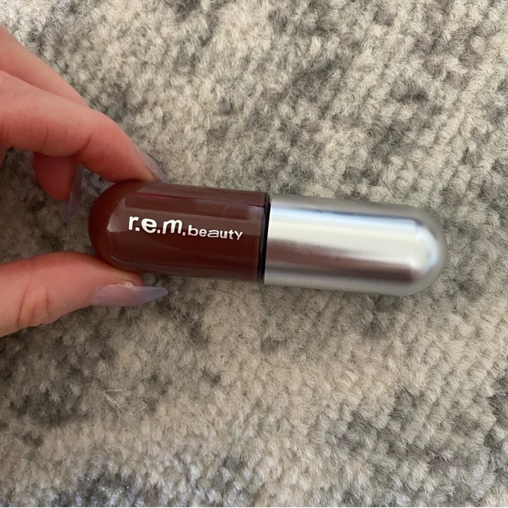 r.e.m. beauty On Your Collar Liquid Lipstick – Absolutely (0.32 fl oz / 9.7 ml)